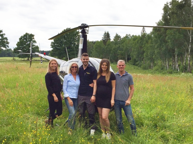 Familjen Johnsson i Hallaryd med en helikopter i bakgrunden. Från vänster: Diana Alex, Anneli Johnsson, Timmie Johnsson, Louice Håkansson, Kjell Johnsson.